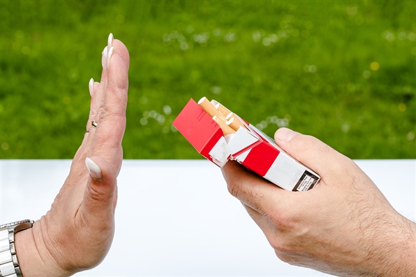 日本调查:收入越低吸烟率越高 年收入不满200万日元男性一半会抽烟