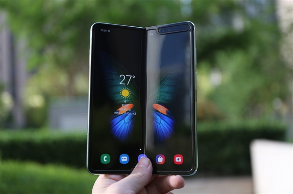 史上最低价折叠屏手机：三星Galaxy Z Flip 采用翻盖式折叠屏