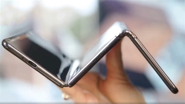 三星Galaxy Z设计曝光：双铰链三折叠模式 屏幕尺寸可自由切换