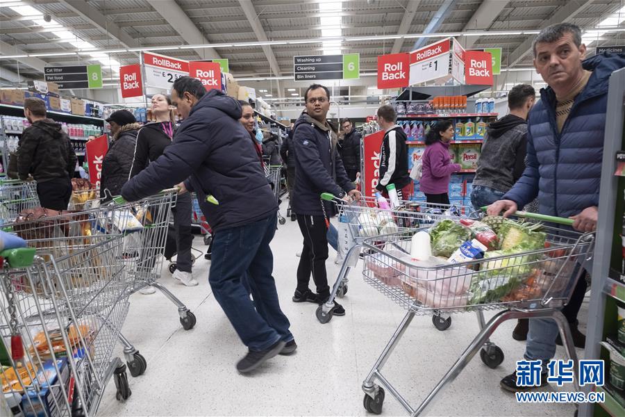 英国伦敦超市现抢购潮：民众囤积生活必需品