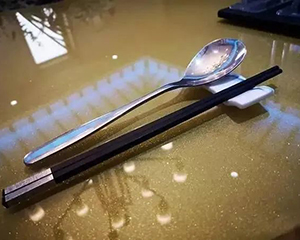提倡使用公筷公勺蔚然成风 “公筷公勺”上桌难在哪？