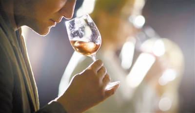 如何判断红酒品质优劣? “挂杯”的才是好红酒？ 外行了！