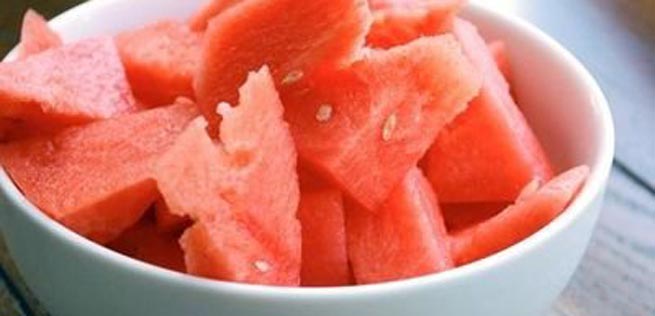 一个西瓜等于8碗米饭？西瓜的热量挺高 夏天还能愉快的吃瓜吗？